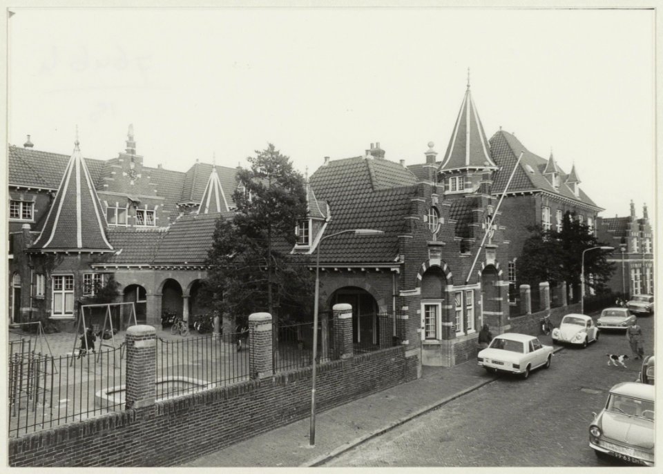 Coen Cuserhuis - voormalig weeshuis - aan de Olieslagerslaan. NL-HlmNHA 54015435