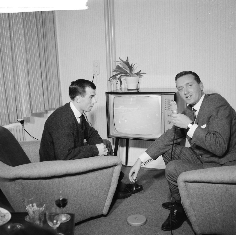 Coen Moulijn volgt de interland Nederland-Hongarije op televisie, Bestanddeelnr 913-0823