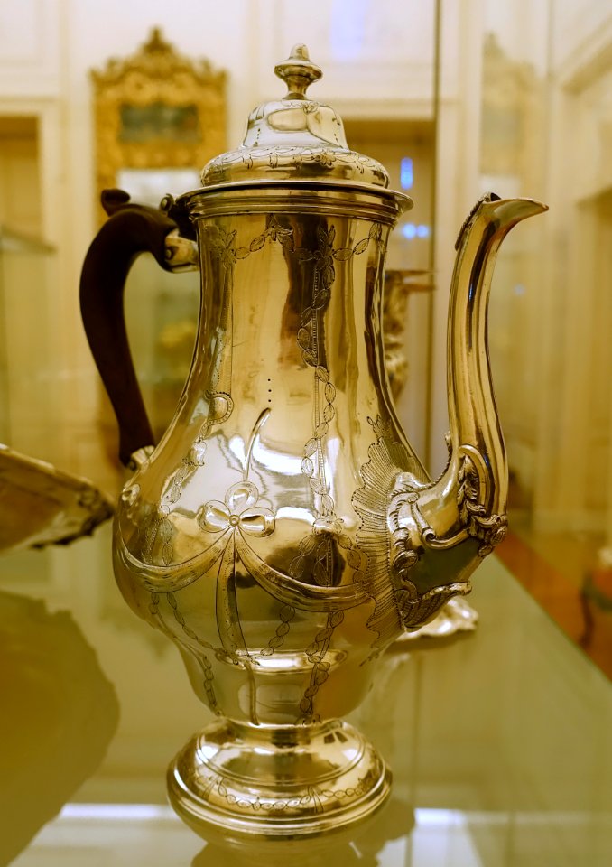 Coffee pot, by MG, Porto, Portugal, c. 1784 to c. 1790, silver - Museu Nacional de Soares dos Reis - Porto, Portugal - DSC00557
