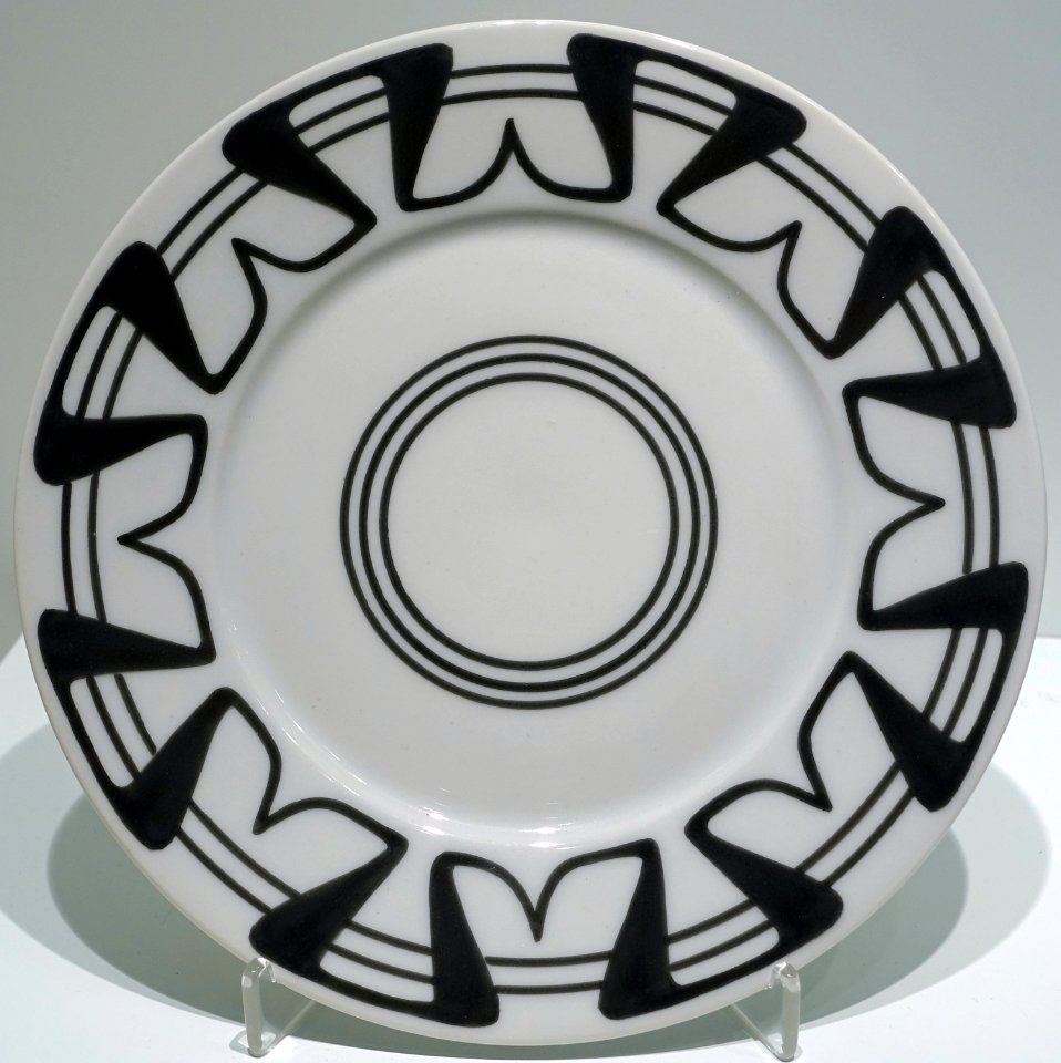 Coffee and tea set items, 1 of 3, designer Paul Burck, Gebr. Bauscher, 1900-1901, porcelain with overglaze decor - Museum Künstlerkolonie Darmstadt - Mathildenhöhe - Darmstadt, Germany - DSC06373 01