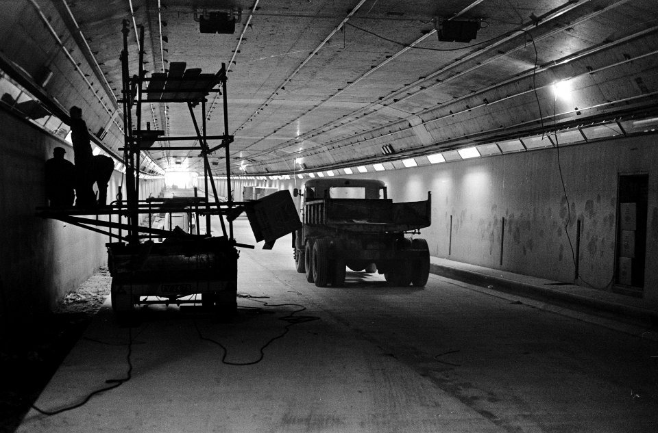 Coentunnel nadert voltooiing, arbeiders leggen laatste hand aan verlichting, Bestanddeelnr 918-9735