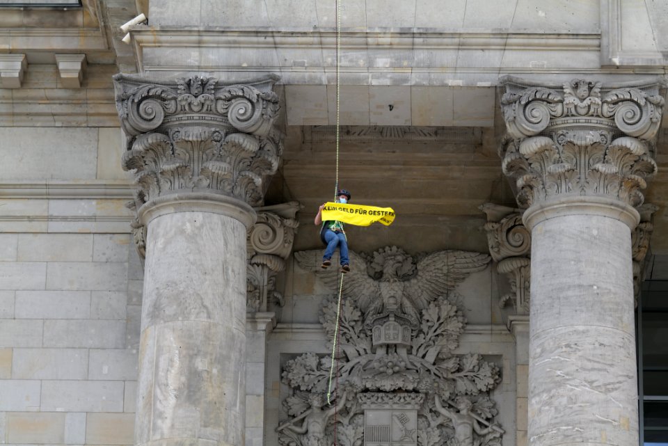 Coal law protest Greenpeace banner Reichstag Berlin 2020-07-03 82