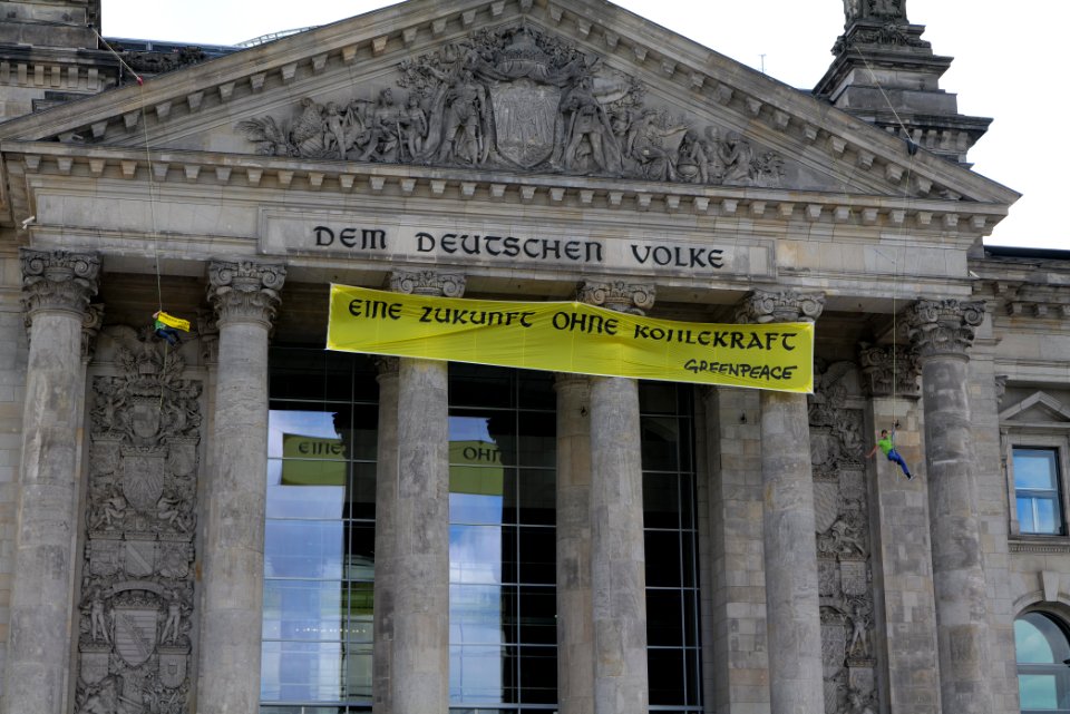 Coal law protest Greenpeace banner Reichstag Berlin 2020-07-03 24