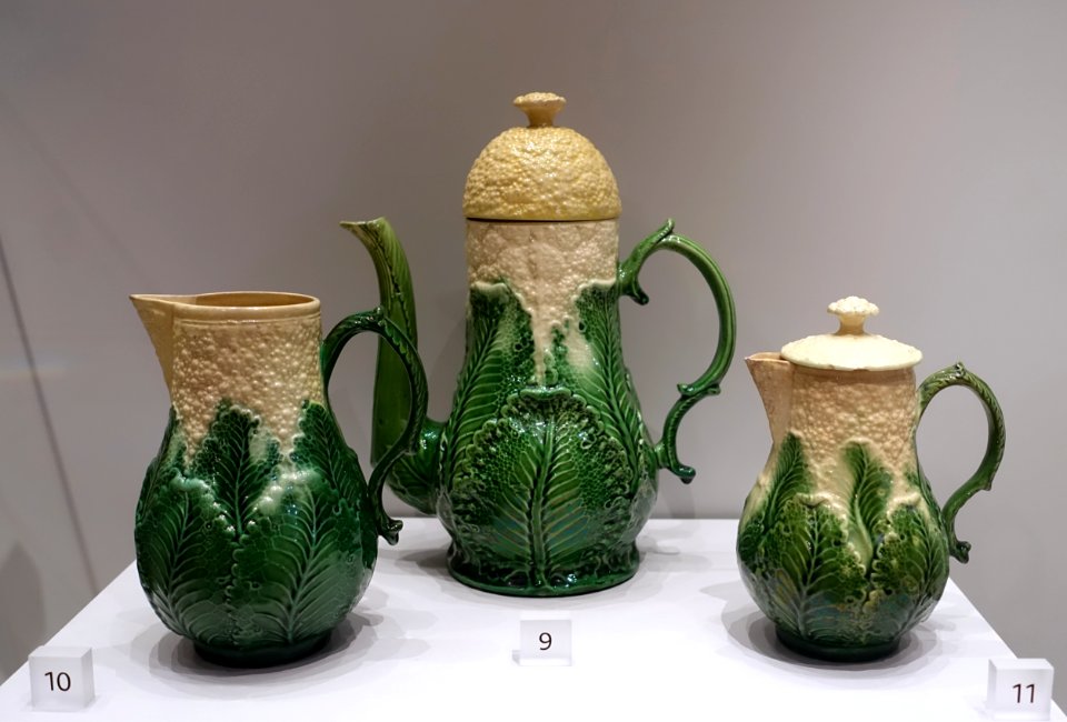 Coffee-pot (9), lidded jug (10), cream jug (11), Josiah Wedgwood, 1760-1765, cream-colored earthenware, green glaze - Wedgwood Museum - Barlaston, Stoke-on-Trent, England - DSC09533