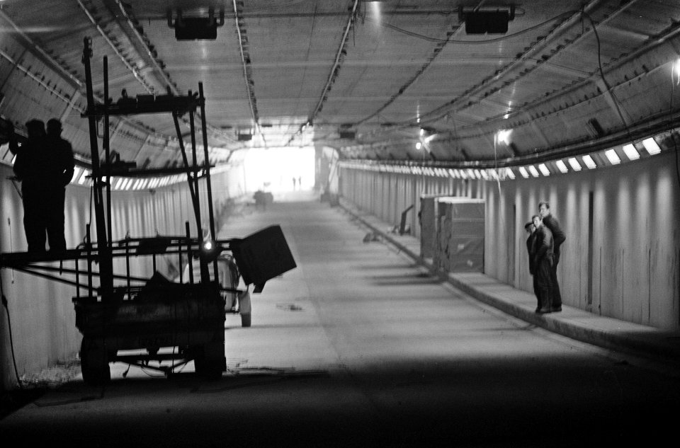 Coentunnel nadert voltooiing, arbeiders leggen laatste hand aan verlichting, Bestanddeelnr 918-9736