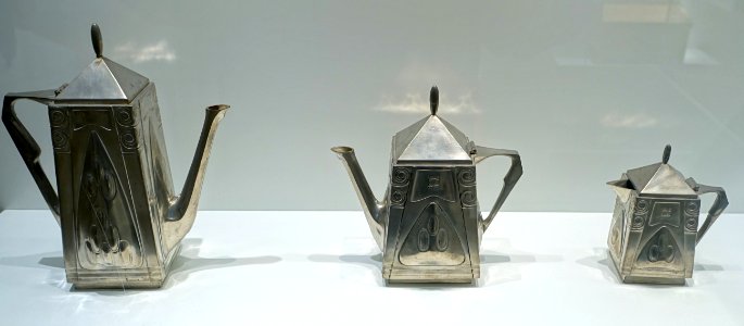 Coffee, milk, and teapot, designer Joseph Maria Olbrich, Metallwarenfabrik Eduard Hueck, 1903-1905, pewter - Museum Künstlerkolonie Darmstadt - Mathildenhöhe - Darmstadt, Germany - DSC06320