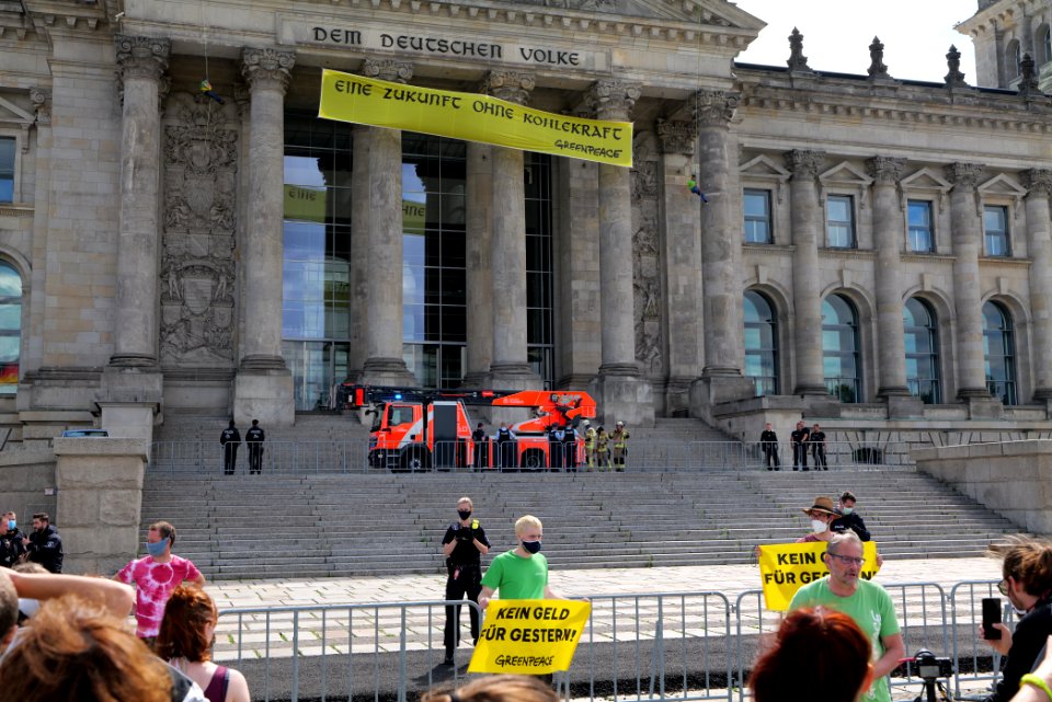 Coal law protest Greenpeace banner Reichstag Berlin 2020-07-03 50
