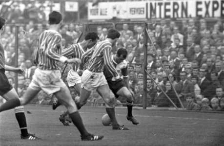Coen Moulijn passeert drie man van Fortuna, Bestanddeelnr 920-7128