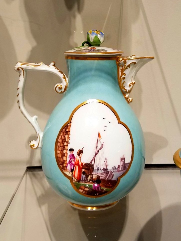 Coffeepot and cover, Meissen manufactory, Germany, 1735-1740, hard-paste porcelain, polychrome enamels, gilt - Museum of Fine Arts, Boston - 20180922 150518