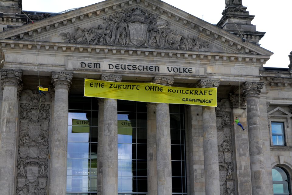 Coal law protest Greenpeace banner Reichstag Berlin 2020-07-03 25