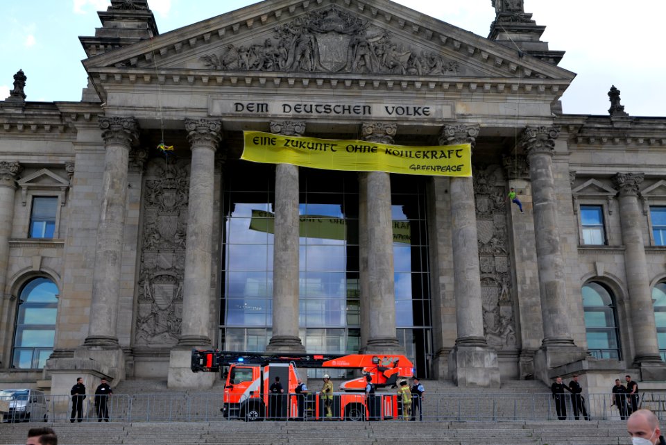 Coal law protest Greenpeace banner Reichstag Berlin 2020-07-03 49