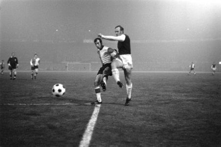 Coen Moulijn (links) in duel met een Legia-speler, Bestanddeelnr 923-4437