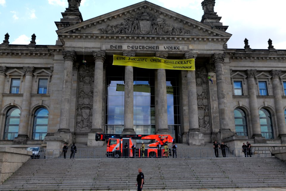 Coal law protest Greenpeace banner Reichstag Berlin 2020-07-03 46