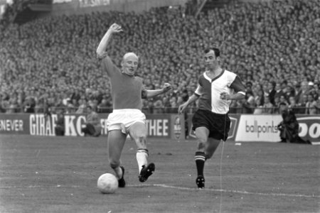 Coen Moulijn (rechts) in duel met Theo van der Burch, Bestanddeelnr 921-7028