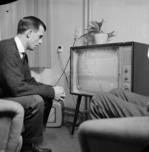 Coen Moulijn volgt de interland Nederland-Hongarije op televisie, Bestanddeelnr 913-0824