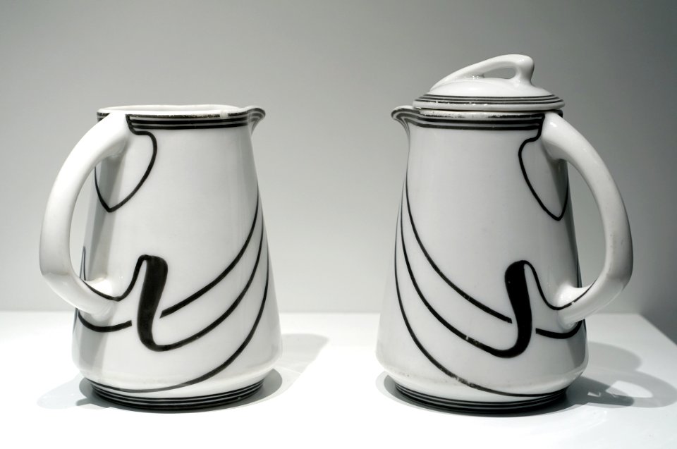 Coffee and tea set items, 3 of 3, designer Paul Burck, Gebr. Bauscher, 1900-1901, porcelain with overglaze decor - Museum Künstlerkolonie Darmstadt - Mathildenhöhe - Darmstadt, Germany - DSC06373 03