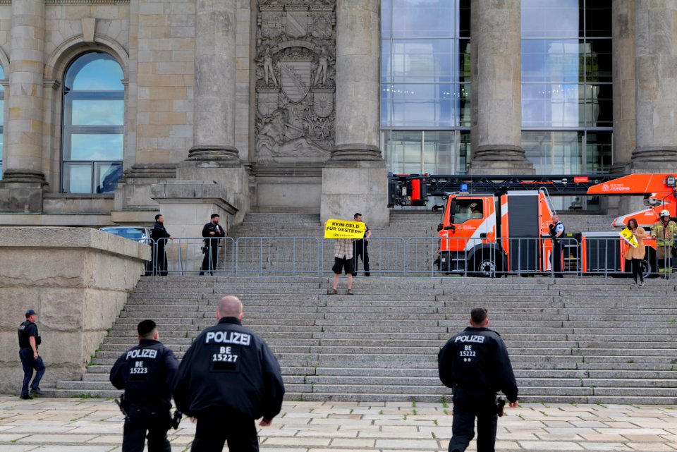 Coal law protest Greenpeace banner Reichstag Berlin 2020-07-03 28