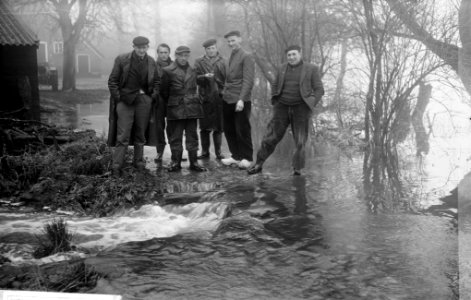 Coevorden bedreigd door overstroming (indien andere dijkjes breken) mannen pose, Bestanddeelnr 918-5651