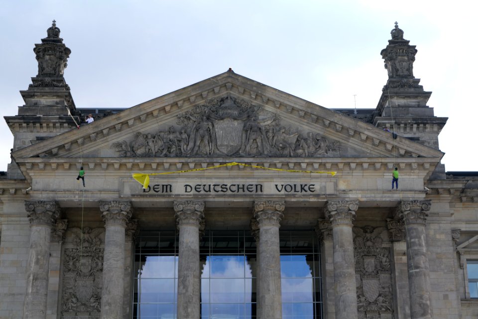 Coal law protest Greenpeace banner Reichstag Berlin 2020-07-03 10