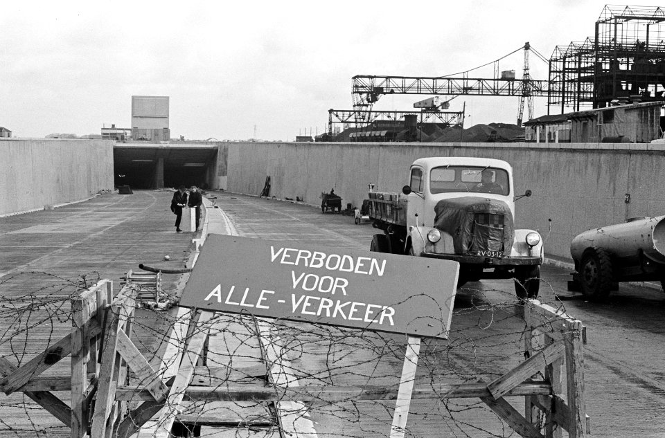 Coentunnel nadert voltooiing, ingang met bord verboden voor verkeer, Bestanddeelnr 918-9731