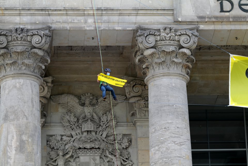 Coal law protest Greenpeace banner Reichstag Berlin 2020-07-03 69