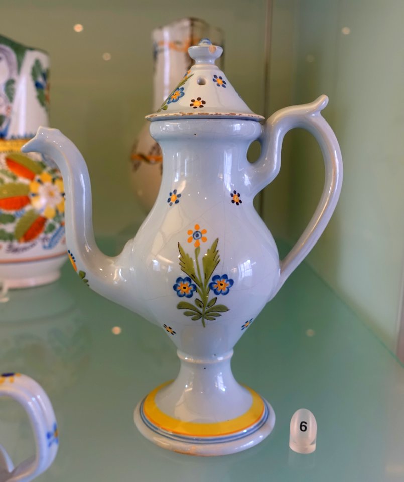 Coffee pot, 18th-19th century, faience - Fábrica de Viana do Castelo - Museu Nacional de Soares dos Reis - Porto, Portugal - DSC00384