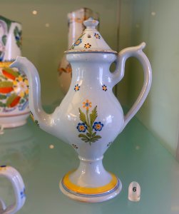 Coffee pot, 18th-19th century, faience - Fábrica de Viana do Castelo - Museu Nacional de Soares dos Reis - Porto, Portugal - DSC00384