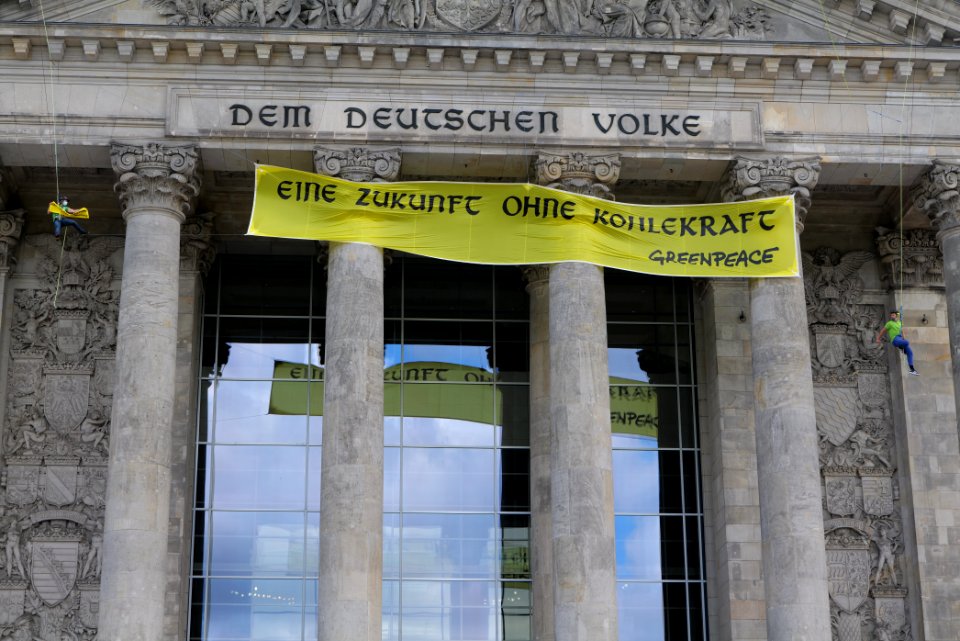 Coal law protest Greenpeace banner Reichstag Berlin 2020-07-03 45