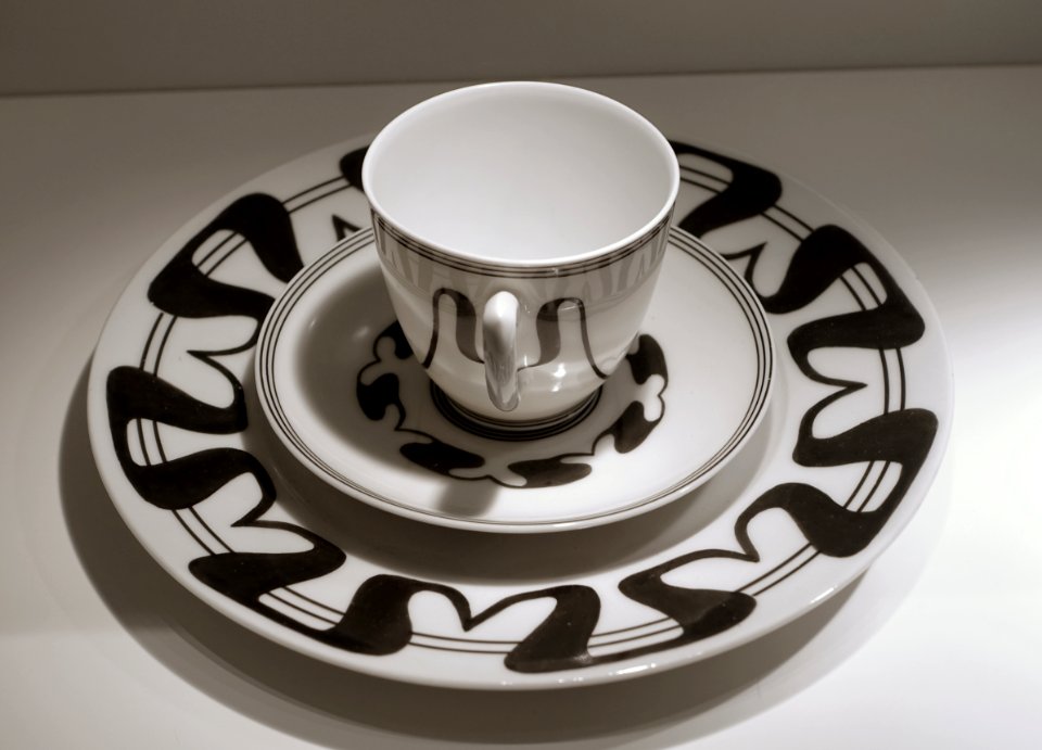 Coffee and tea set items, 2 of 3, designer Paul Burck, Gebr. Bauscher, 1900-1901, porcelain with overglaze decor - Museum Künstlerkolonie Darmstadt - Mathildenhöhe - Darmstadt, Germany - DSC06373 02
