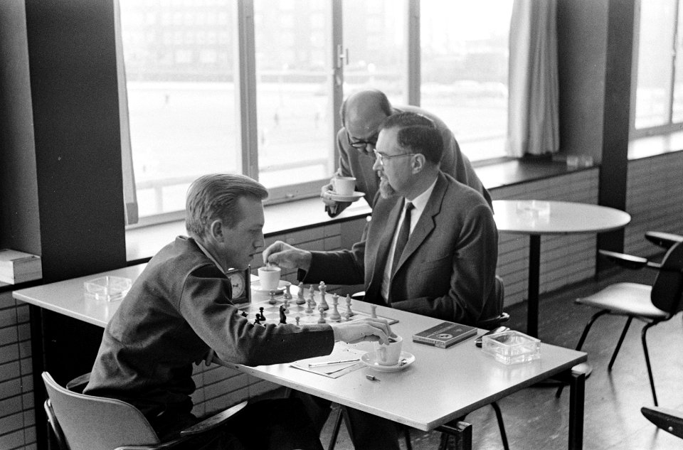 Coen Zuidema en Lodewijk Prins tijdens het koffie drinken, Bestanddeelnr 918-4112