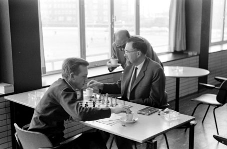 Coen Zuidema en Lodewijk Prins tijdens het koffie drinken, Bestanddeelnr 918-4112