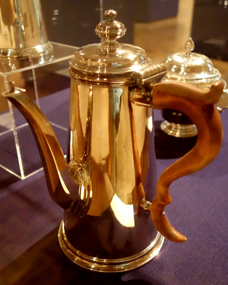 Coffeepot, Paul de Lamerie, British, 1717-1718, silver - Huntington Museum of Art - DSC05339