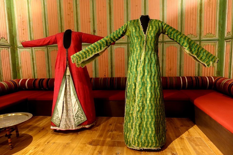 Coat (left), Turkey, early 1900s, silk, cotton, with skirt (right), Syria, late 1800s, silk, cotton - Rautenstrauch-Joest-Museum - DSC00338