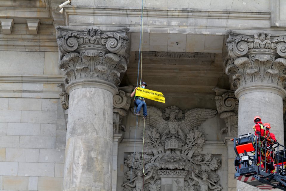 Coal law protest Greenpeace banner Reichstag Berlin 2020-07-03 86