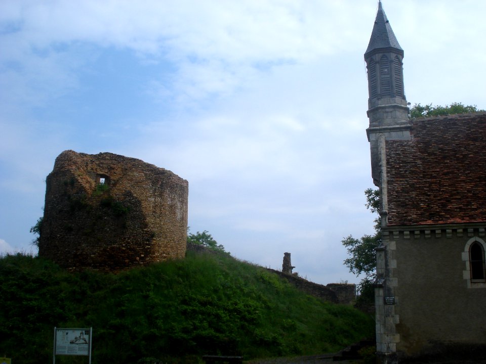 Cluis-dessous, ruïne du fort et clocher de la chapelle