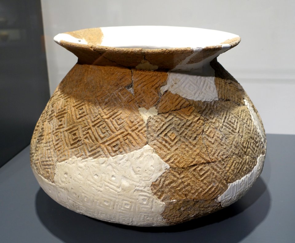 Coarse pottery pot with spiral pattern, Bronze periiod, from So Kwun Wat, Tuen Mun, Hong Kong - Hong Kong Museum of History - DSC00747