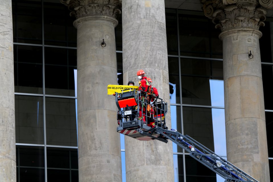 Coal law protest Greenpeace banner Reichstag Berlin 2020-07-03 91