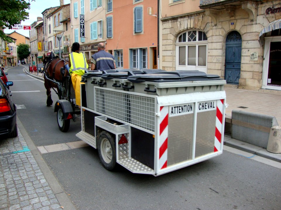 Cluny (Saône-et-Loire, Fr) ramassage déchets par cheval