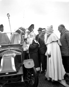 Club van Honderd in aanwezigheid van St Nicolaas en Kerstman aan het vissen in , Bestanddeelnr 911-8742