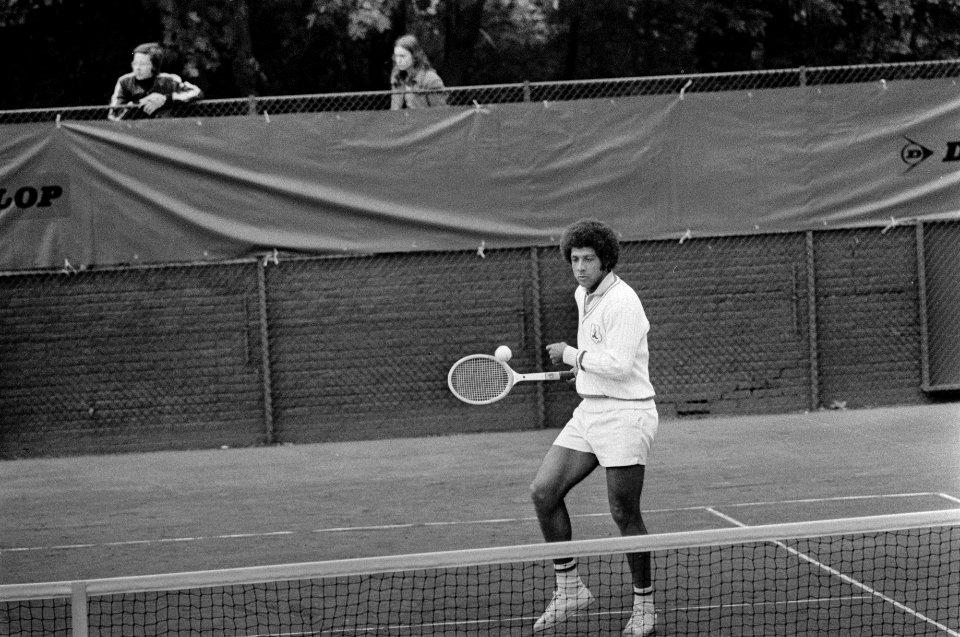 Clubkampioenschappen tennis te Hilversum, Humphrey Hose (van Popey) in actie, Bestanddeelnr 927-2302