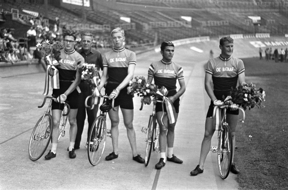 Clubkampioenschap, achtervolging. De ploeg van Bataaf Peetoom, Penning , Balk en, Bestanddeelnr 920-4992