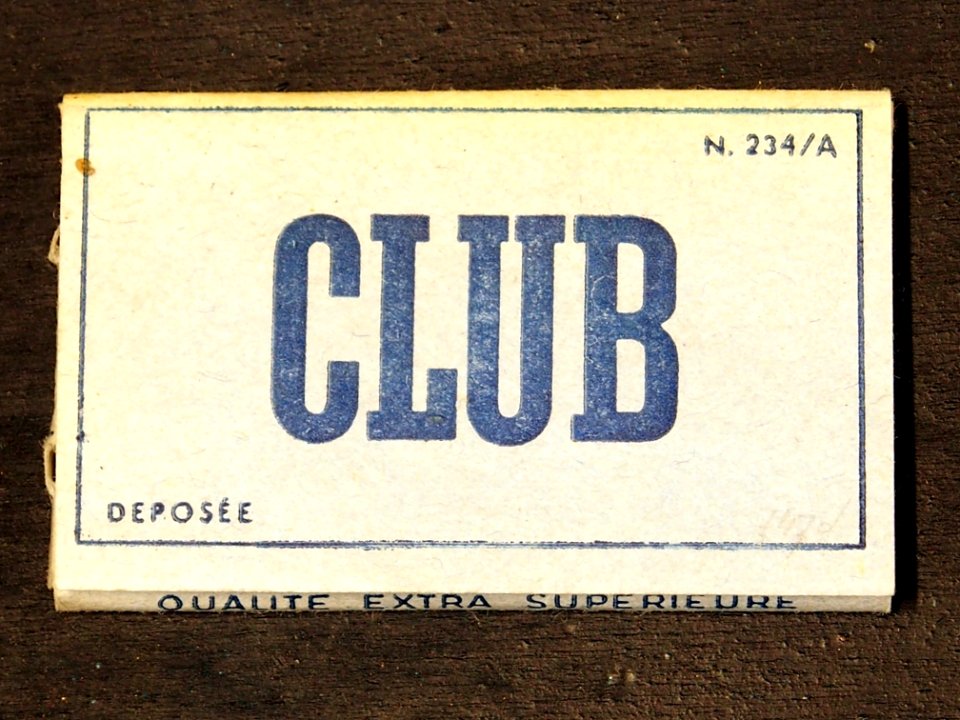 Club vloeitjes cigarettenpapier (Cigarette rolling papers) pic2