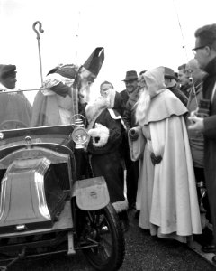 Club van Honderd in aanwezigheid van St Nicolaas en Kerstman aan het vissen in , Bestanddeelnr 911-8741
