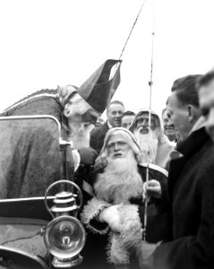 Club van Honderd in aanwezigheid van St Nicolaas en Kerstman aan het vissen in , Bestanddeelnr 911-8743