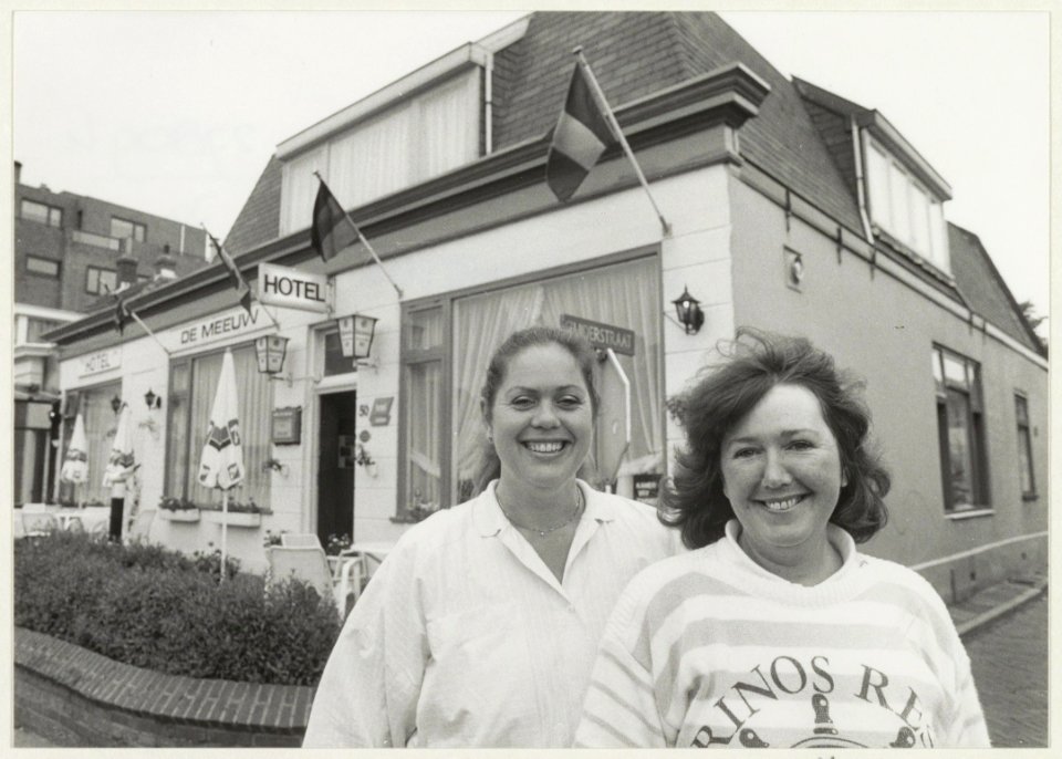 Cobie Blom en Lenie Smit-Blom voor hun bedrijf Hotel De Meeuw. NL-HlmNHA 54016936