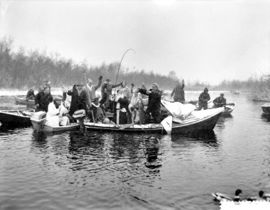 Club van Honderd in aanwezigheid van St Nicolaas en Kerstman aan het vissen in , Bestanddeelnr 911-8744