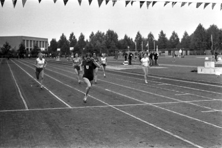 Clubkampioenschappen atletiek in Ookmeer Amsterdam, Wilma van de Berg in actie o, Bestanddeelnr 924-9753