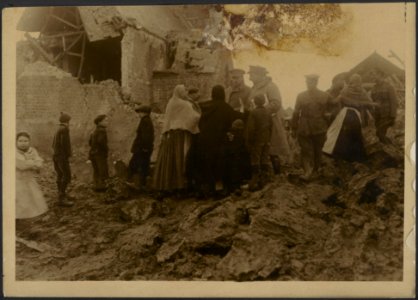 Civilians in a newly captured village are delighted at the arrival of British tr, Bestanddeelnr 158-2821