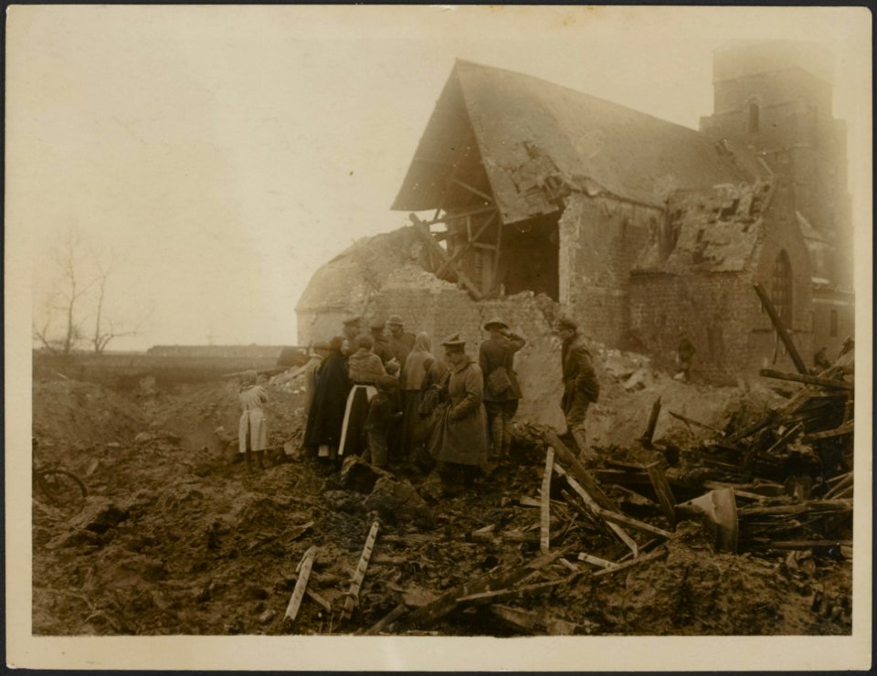 Civilians and British troops standing on the edge of a mine crater blown by the , Bestanddeelnr 158-2787