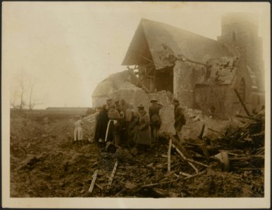 Civilians and British troops standing on the edge of a mine crater blown by the , Bestanddeelnr 158-2787